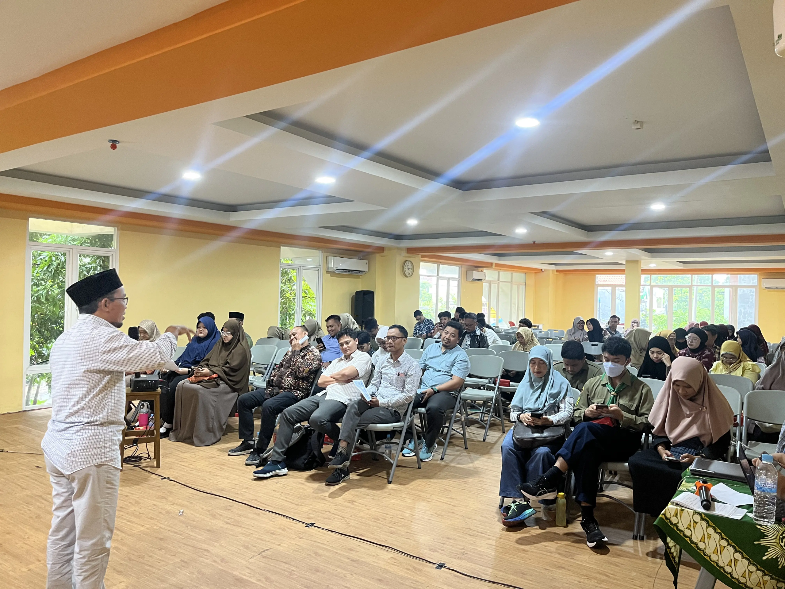 Tim Global Azhari Indonesia saat kegiatan sosialisasi dan kunjungan ke SMA Muhammadiyah 1 Gresik pada 17 Januari 2026.