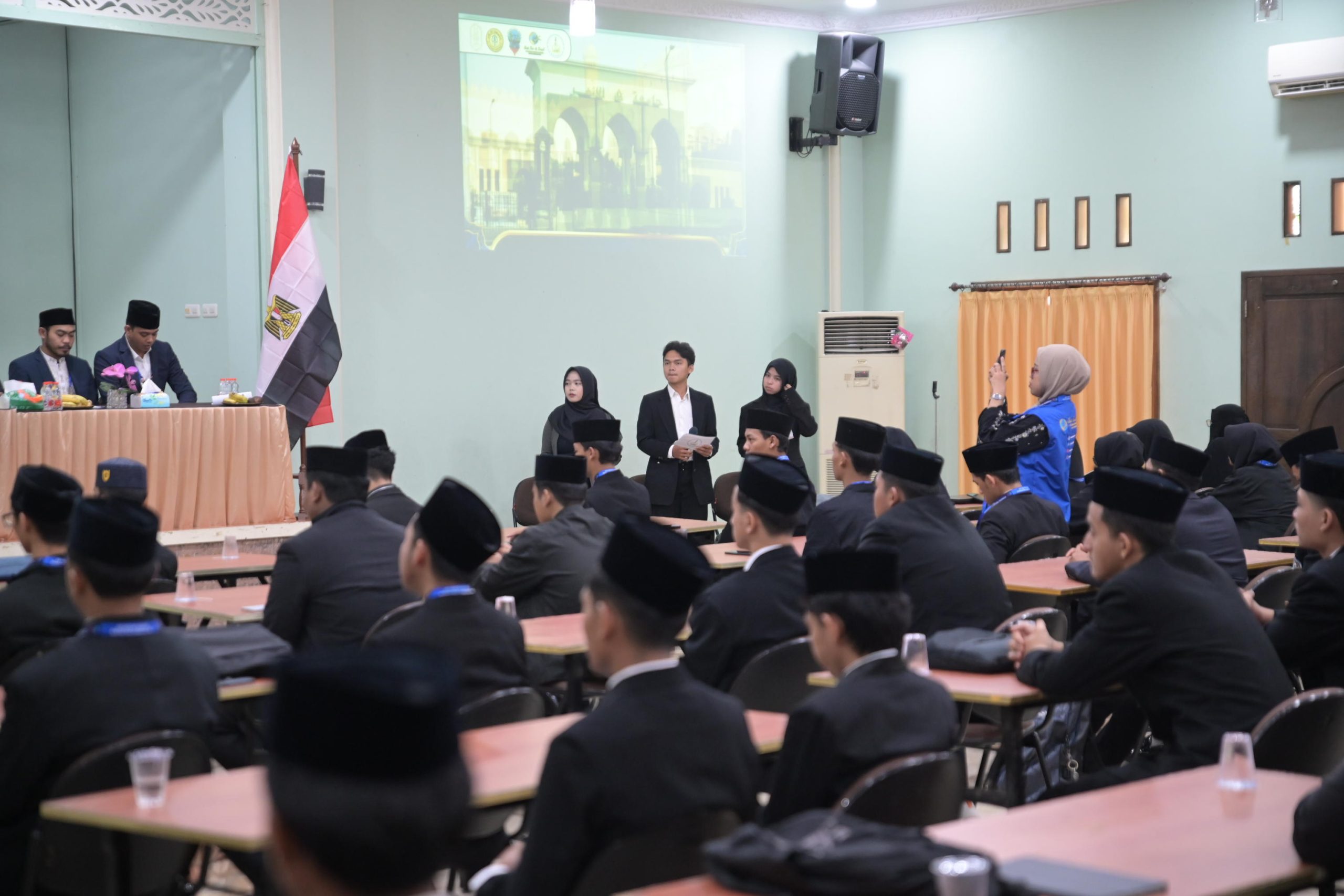 Calon pelajar dan mahasiswa Universitas Al-Azhar Cairo mengikuti Ujian Tahdid Mustawa di Auditorium WAMY Indonesia, Jakarta, pada 13 Mei 2026.