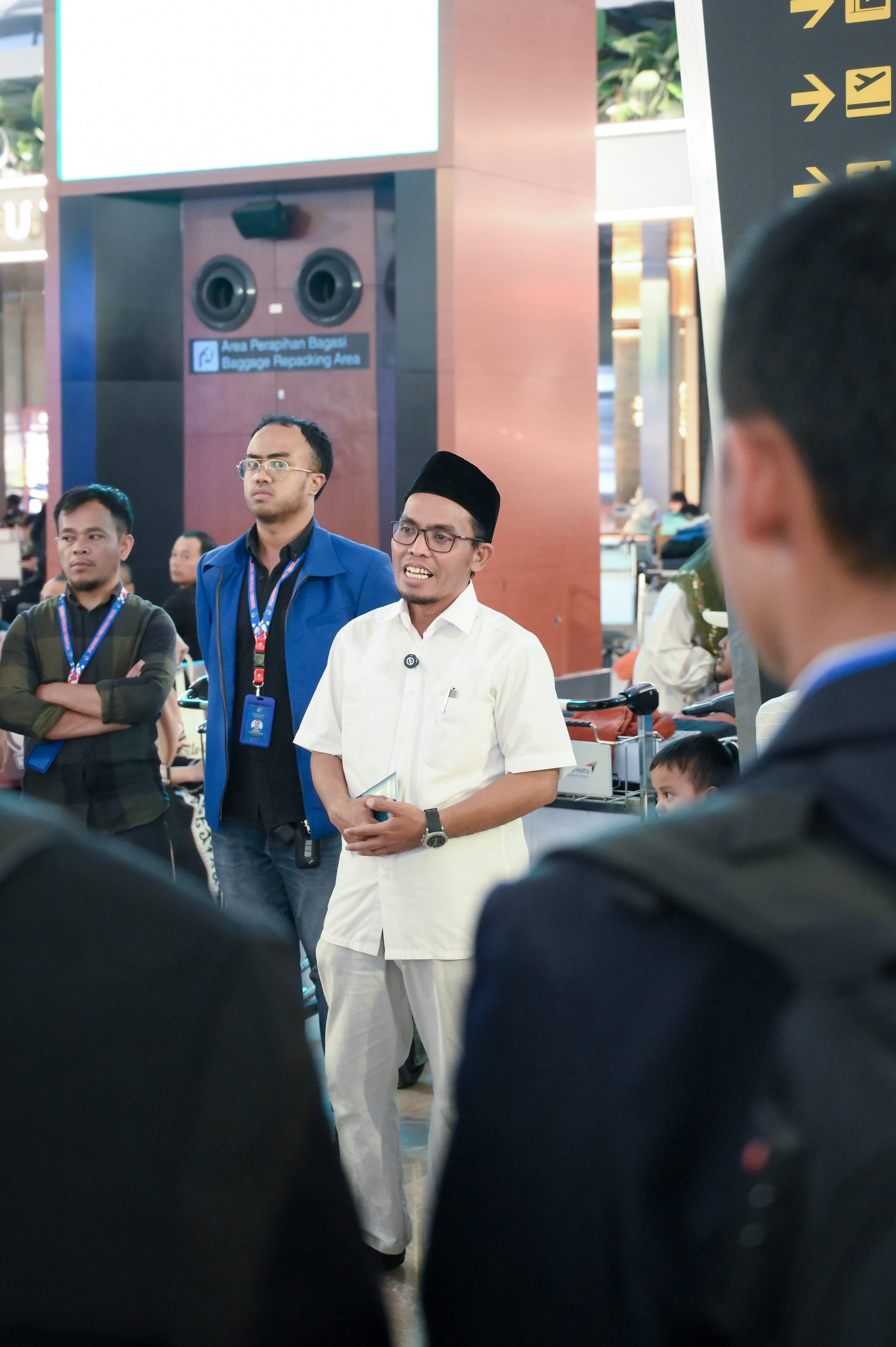 Suasana pengarahan pelajar Indonesia di Bandara Soekarno-Hatta oleh KH Gaffar Hisam Nuruddin M.Hum sebelum keberangkatan menuju Mesir bersama Global Azhari Indonesia.