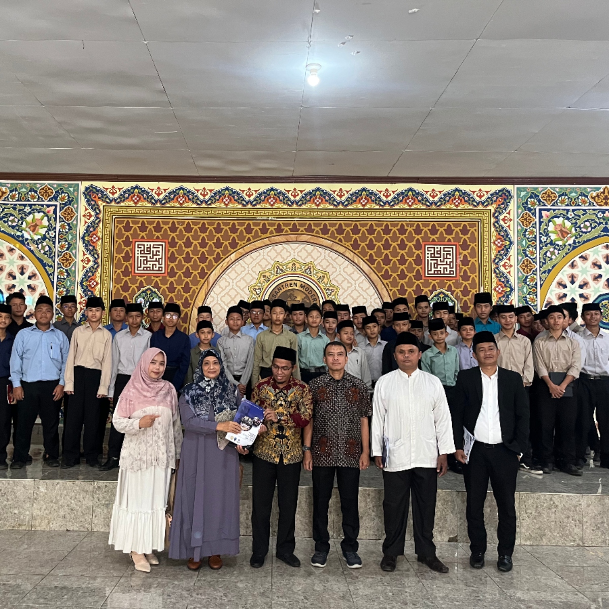 sosialisasi Program Kuliah Universitas Al-Azhar Kairo Mesir di Pondok Pesantren Modern Lembah Arafah Bogor guna memberikan pemahaman mengenai persiapan studi, proses keberangkatan, dan kehidupan mahasiswa Indonesia di Mesir.