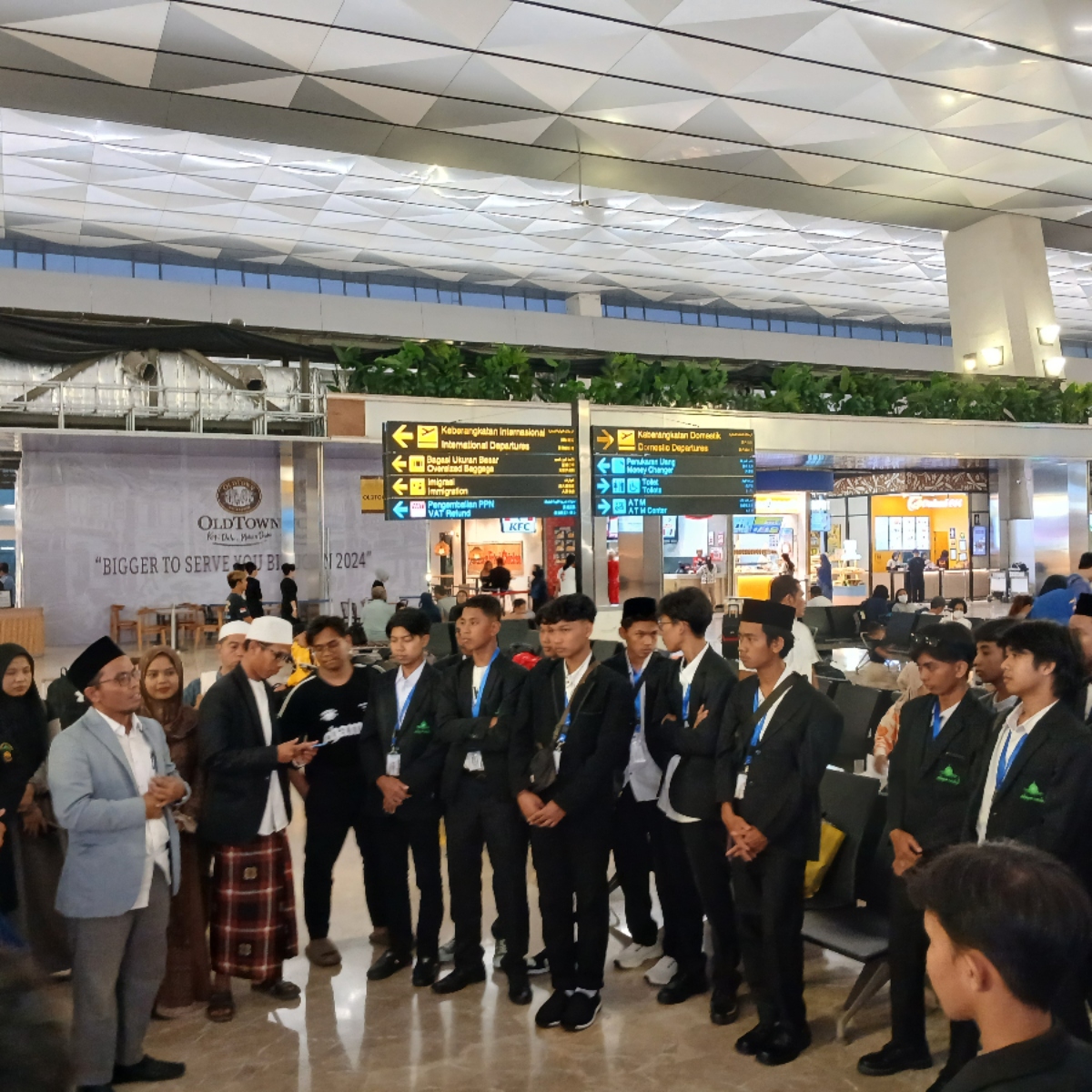 keberangkatan pelajar Indonesia di bandara menuju Mesir tanggal 28 Oktober 2024 bersama Global Azhari Indonesia