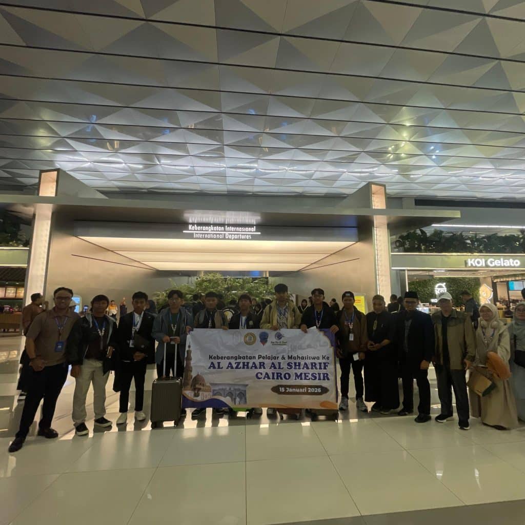 Pelajar dan mahasiswa Indonesia berfoto bersama di Bandara Internasional Soekarno-Hatta sebelum keberangkatan menuju Kairo, Mesir bersama Global Azhari Indonesia.  