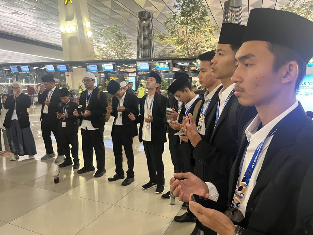 Arahan dan doa bersama pelajar Indonesia di Bandara Soekarno-Hatta sebelum melanjutkan studi ke Mesir bersama Global Azhari Indonesia.