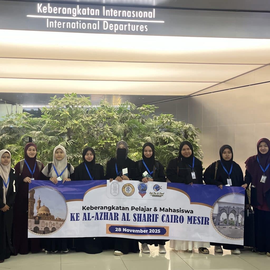 Pelajar dan mahasiswa Indonesia berfoto bersama di Bandara Soekarno-Hatta sebelum menuju Kairo, Mesir.