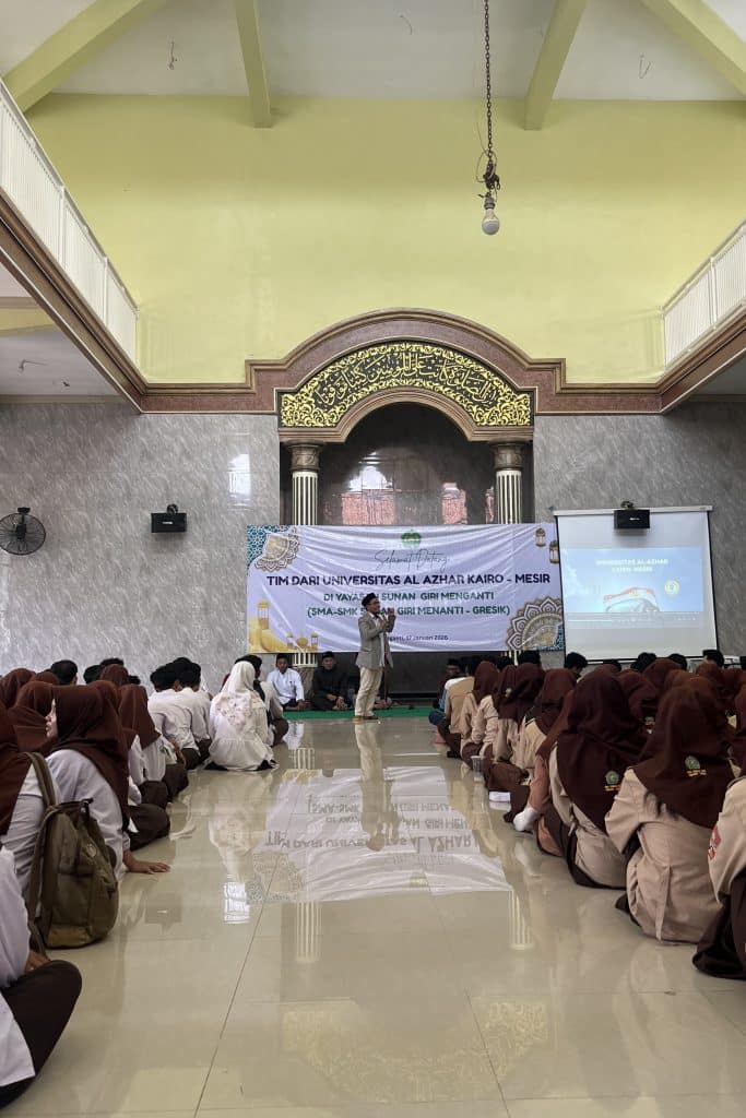 Global Azhari Indonesia memberikan sosialisasi kepada siswa SMP/SMK Sunan Giri Menganti Gresik mengenai peluang kuliah di Universitas Al-Azhar Kairo Mesir, mulai dari syarat pendaftaran, tahapan seleksi, hingga gambaran kehidupan mahasiswa Indonesia di Mesir.