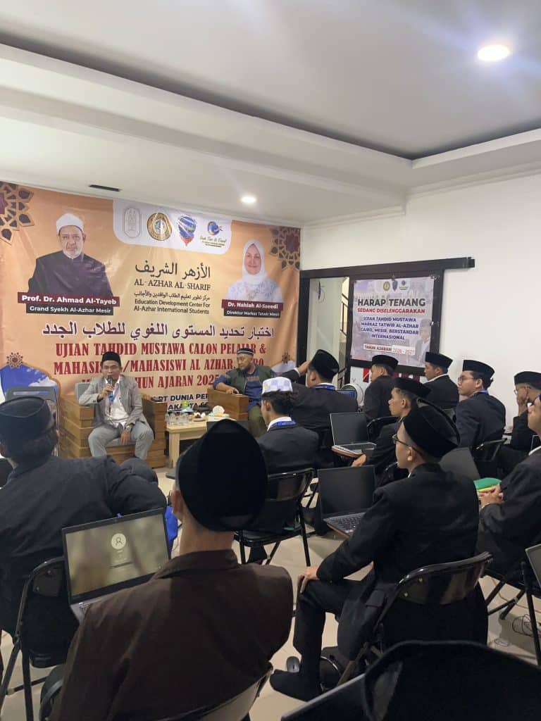 Peserta mengikuti Ujian Tahdid Mustawa sebagai tahap evaluasi kemampuan bahasa Arab bagi calon pelajar dan mahasiswa Universitas Al-Azhar Kairo Mesir di Jagakarsa.
