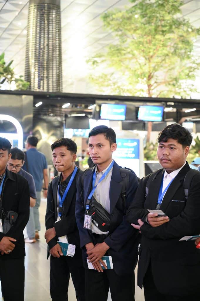 Pelajar dan mahasiswa Indonesia mengikuti arahan serta doa bersama sebelum keberangkatan menuju Kairo, Mesir di Bandara Internasional Soekarno-Hatta