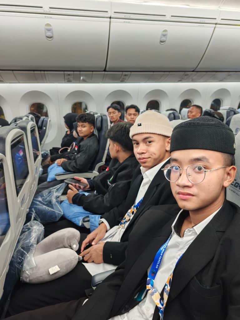 Suasana pelajar dan mahasiswa Indonesia di dalam pesawat saat melakukan perjalanan menuju Kairo, Mesir bersama Global Azhari Indonesia untuk melanjutkan studi.